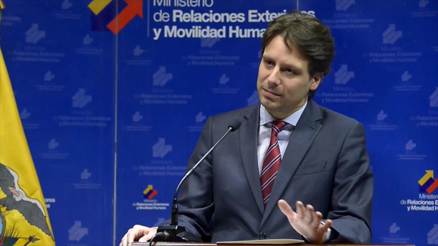 El canciller de Ecuador, Guillaume Long, durante una conferencia de prensa en Quito, capital ecuatoriana, 9 de enero de 2017.
