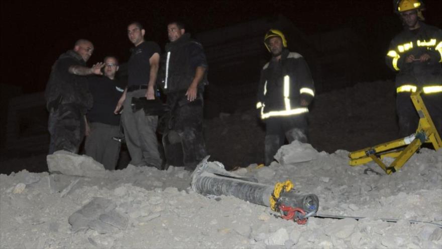 Fuerzas israelíes cerca de un cohete caído en la ciudad de Eilat, en el sur de los territorios ocupados palestinos.