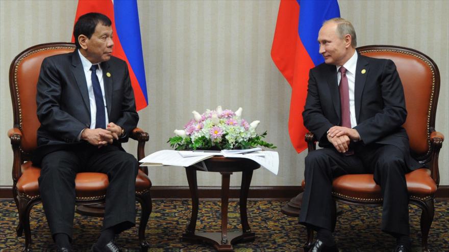 Los presidentes de Rusia y Filipinas, Vladimir Putin (dcha.) y Rodrigo Duterte, respectivamente, durante una reunión en Lima, capital peruana, 19 de noviembre de 2016.