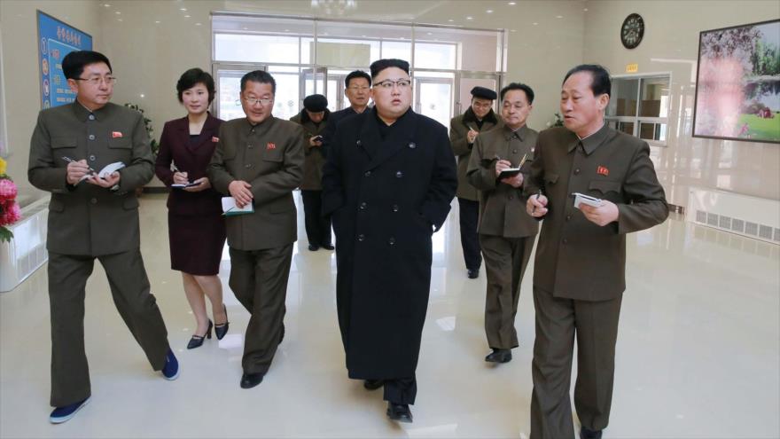El líder de Corea del Norte, Kim Jong-un (centro), visita una fábrica de máquinas en Pyongyang, 7 de febrero de 2017.