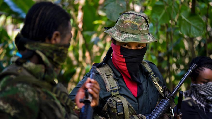 Danilo Hernández (centro), el comandante del Frente Resistencia Cimarrón del ELN, durante una entrevista con la agencia de noticias AFP en Alto Baudó, en el departamento de Chocó, 26 de enero de 2017.