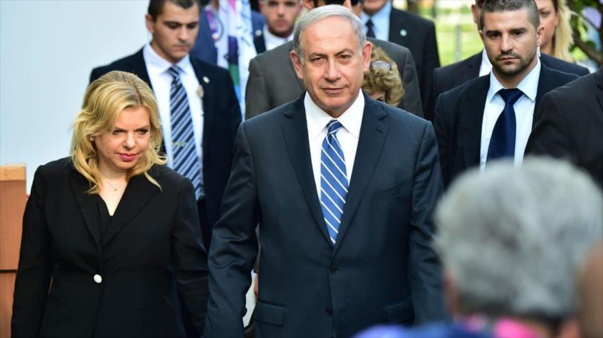 El primer ministro del régimen israelí, Benyamin Netanyahu, y su esposa Sara llegan a la Exposición Universal 2015 en Milán (Italia), 27 de agosto de 2015.