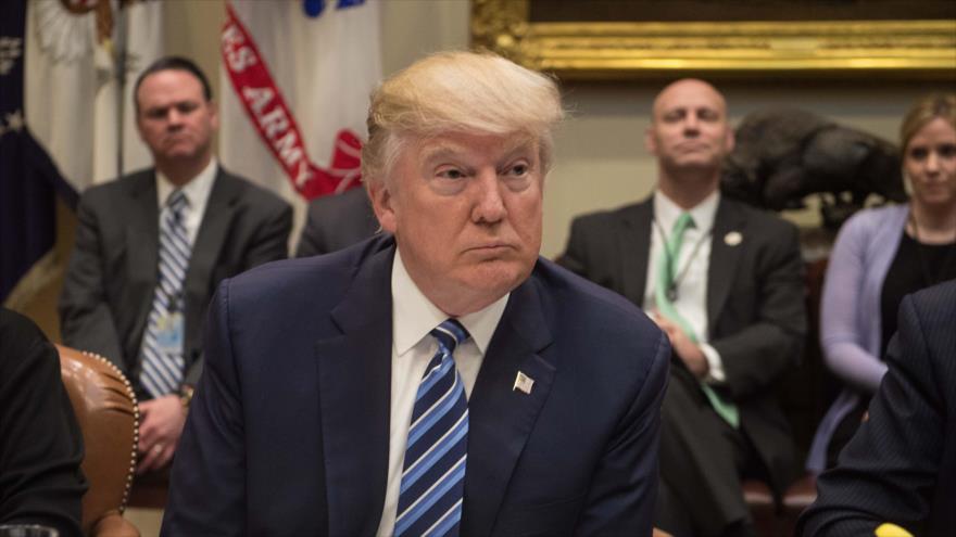 El presidente estadounidense, Donald Trump, mantiene una reunión con los senadores del país en la Sala Roosevelt de la Casa Blanca en Washington, 9 de febrero de 2017.