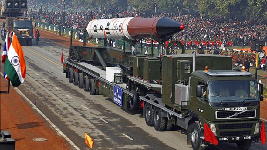 El misil Agni V de La India, capaz de portar una ojiva nuclear, durante un desfile militar.