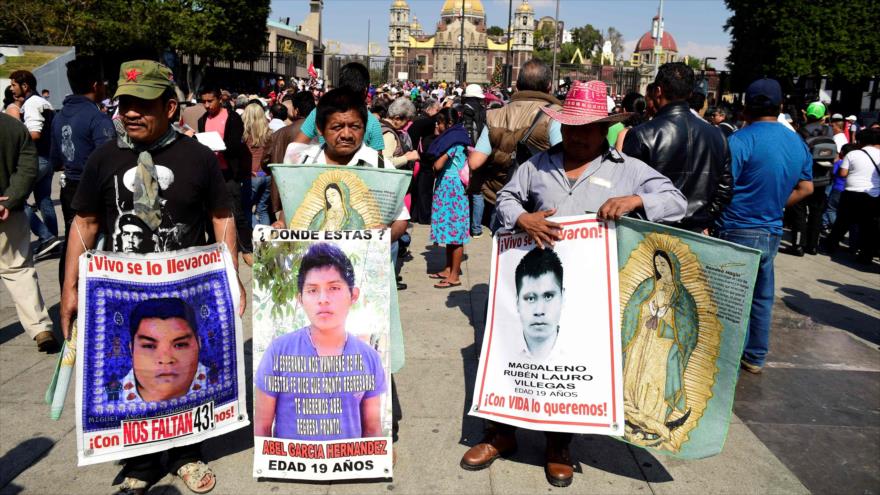 Familiares y amigos de 43 estudiantes desaparecidos en la ciudad de Iguala organizan una protesta en la Ciudad de México, 26 de diciembre de 2016.