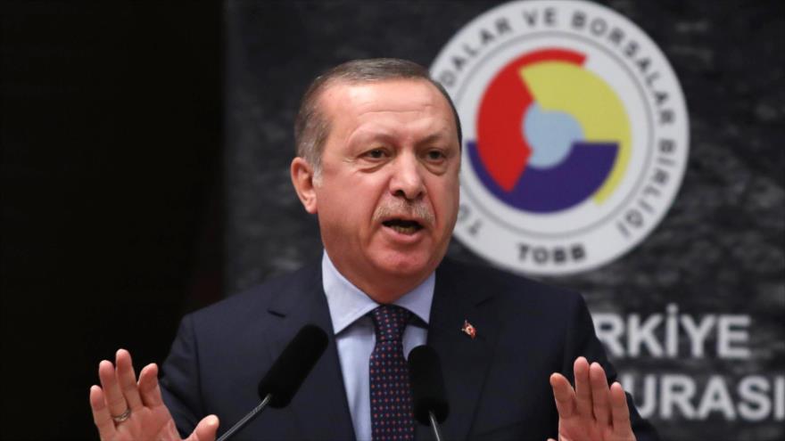 Erdogan aprueba polémica reforma en busca de reforzar sus poderes