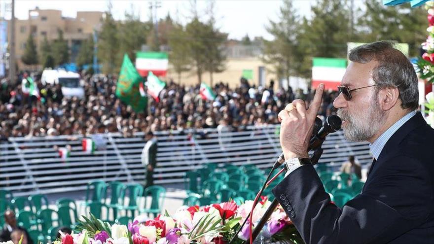 El presidente del Parlamento iraní, Ali Lariyani, ofrece su discurso ante los ciudadanos de Kerman, 10 de febrero de 2017.