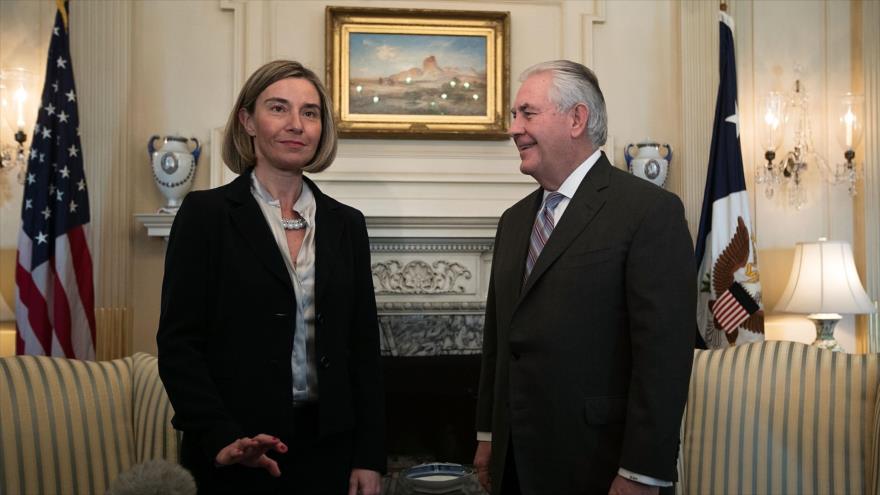 El Secretario de Estado estadounidense, Rex Tillerson (dcha.), recibe a la jefa de la Diplomacia europea, Federica Mogherini, en la sede del Departamento de Estado en Washington D. C. (capital de EE.UU.), 9 de febrero de 2017.