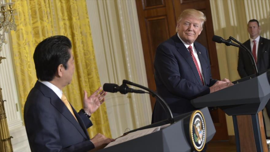 El presidente de EE.UU., Donald Trump, junto con el primer ministro japonés, Shinzo Abe (izqda.), en Washington, capital estadounidense, 10 de febrero de 2017.