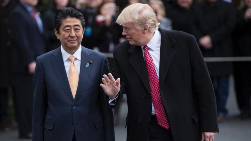 El presidente de EE.UU., Donald Trump (drcha.), junto con el primer ministro japones, Shinzo Abe, en Washington, capital estadounidense, 10 de febrero de 2017.
