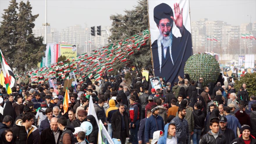 Los iraníes participan en una manifestación que conmemora el aniversario de la Revolución Islámica de 1979, Teherán, 10 de febrero de 2017.