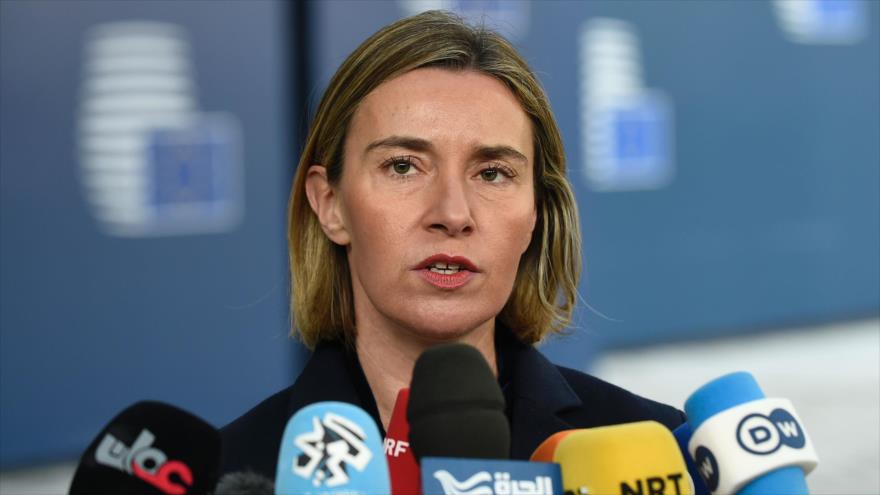 La jefa de la Diplomacia europea, Federica Mogherini, habla con la prensa en la sede de la Unión Europea (UE) en Bruselas, 6 de febrero de 2017.