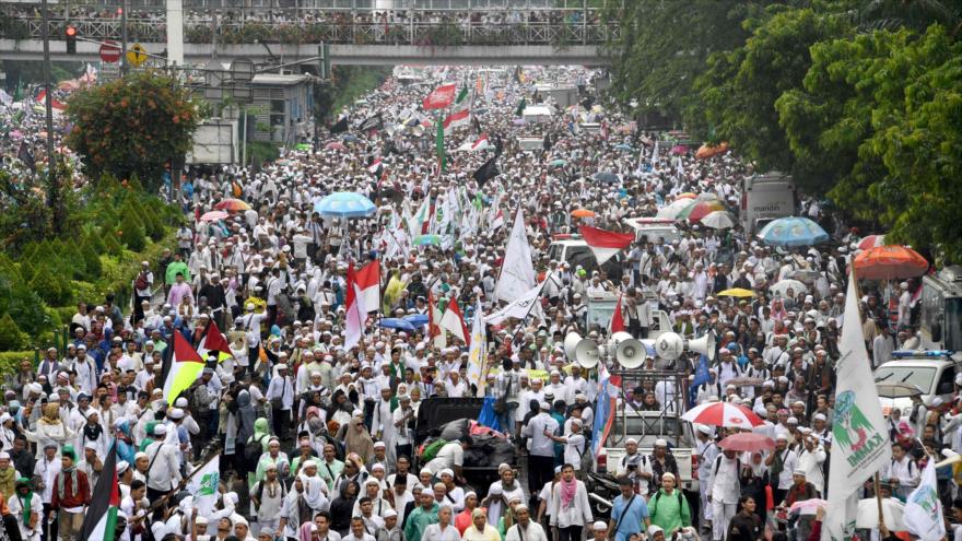 Masivas protestas contra el gobernador de Yakarta 