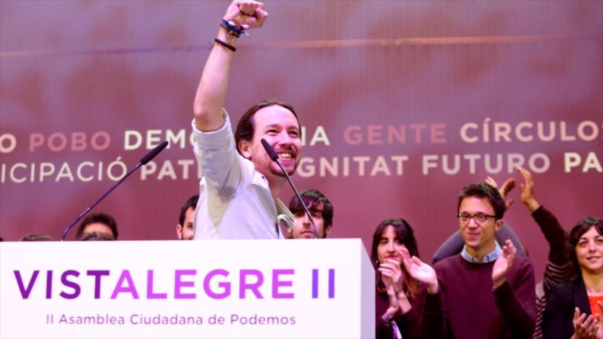 El secretario general de Podemos, Pablo Iglesias, saluda ante la mirada del secretario político dle partido, Íñigo Errejón, tras abrir la II Asamblea Ciudadana de Podemos, 11 de febrero de 2017.
