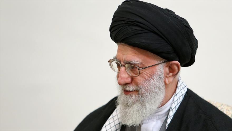 El Líder de la Revolución Islámica de Irán, el ayatolá Seyed Ali Jamenei, durante una reunión con la delegación sueca en Teherán, la capital iraní, 11 de febrero de 2017.