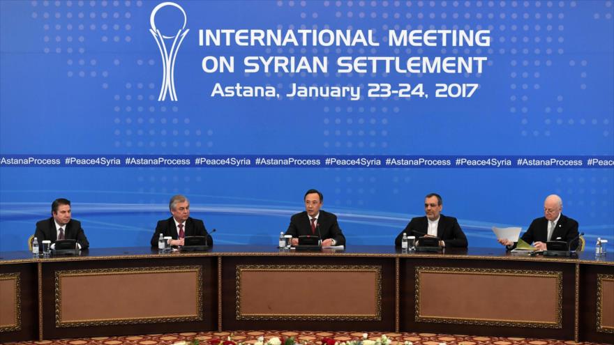 (De izda. a dcha.) El subsecretario adjunto de Exteriores turco, Sedat Onal; el enviado especial de Rusia para Siria, Alexander Lavrentiev; el ministro de Asuntos Exteriores de Kazajistán, Kairat Abdrakhmanov; el viceministro de Relaciones Exteriores de Irán, Husein Yaberi Ansari, y el enviado de la ONU para Siria, Staffan de Mistura, en los diálogos de paz de Siria en Astaná, 24 de enero de 2017.