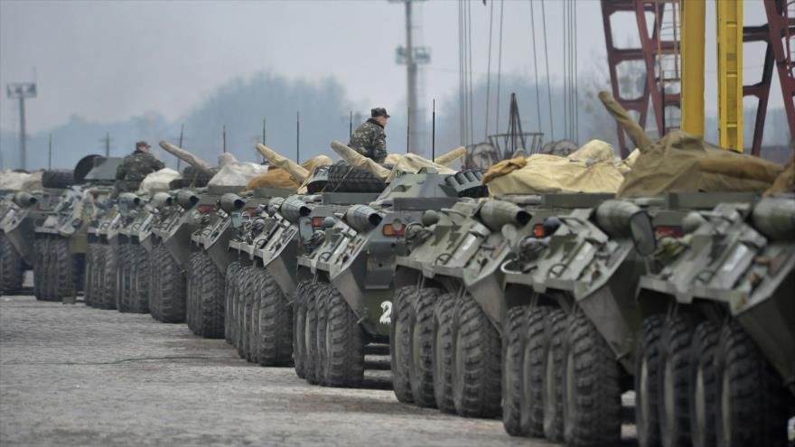 Vehículos militares ucranianos circulan en una estación de tren no lejos de Lviv, Ucrania, 8 de marzo de 2014.