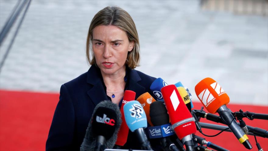 La jefa de la Diplomacia europea, Federica Mogherini, en una conferencia de prensa tras reunirse con los ministros de Relaciones Exteriores de la Unión Europea (UE) en Bruselas, Bélgica, 6 de febrero de 2017. 