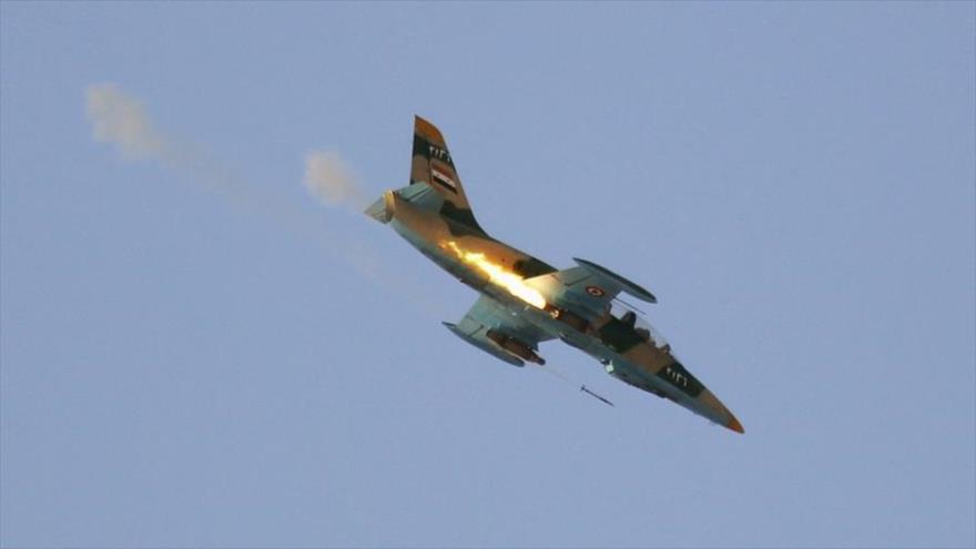Un avión de combate de la Fuerza Aérea siria dispara un cohete durante un ataque aéreo contra Daesh en la aldea de Tel Rifat, 9 de agosto de 2012.