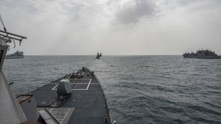 El destructor estadounidense USS Mahan (DDG 72) junto con buques del Reino Unido, EE.UU., Francia y Australia en el mar Arábigo, antes de llegar al Golfo Pérsico para los ejercicios militares “Unified Trident”, 1 de febrero de 2017.