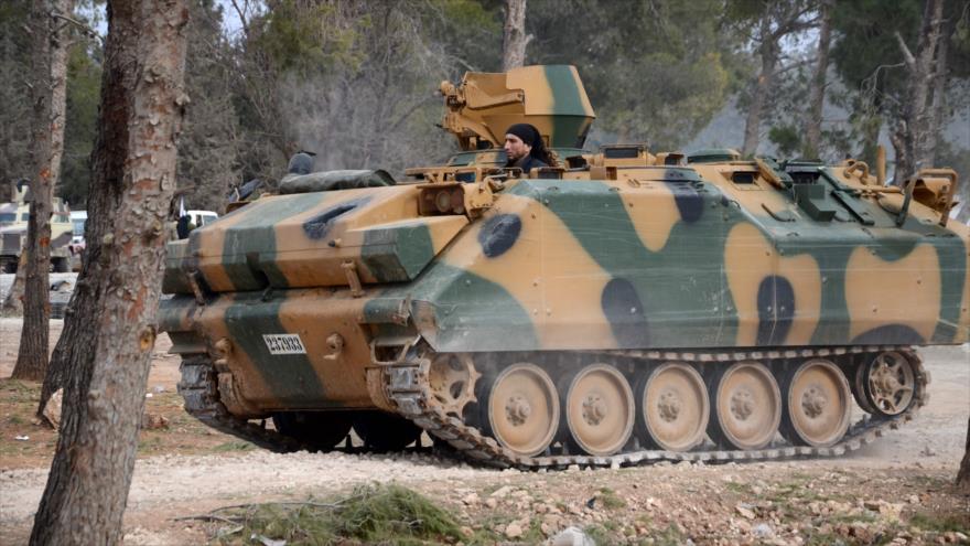 Un rebelde sirio en un tanque turco al noreste de la ciudad de Al-Bab, 6 de febrero de 2017