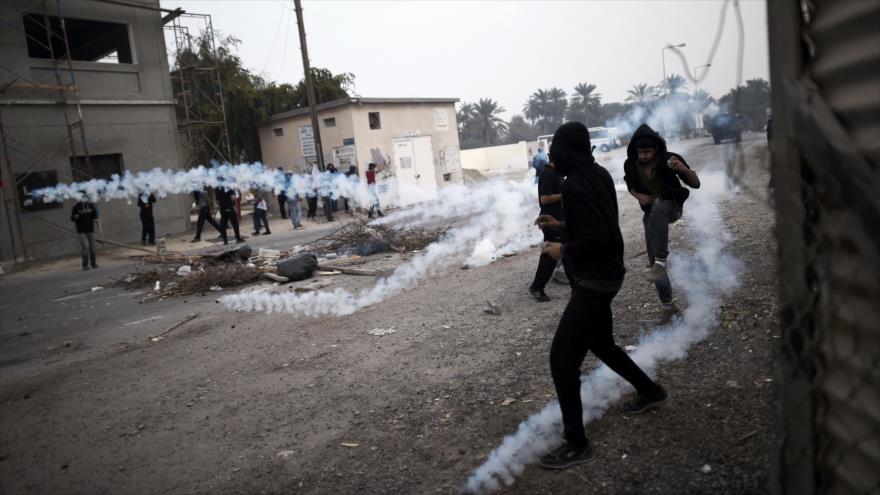 Fuerzas bareiníes lanzan gas lacrimógeno contra los manifestantes durante una protesta antigubernamental en Manama, la capital de Baréin.