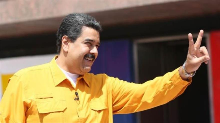 El presidente venezolano, Nicolás Maduro, habla durante su programa semanal de televisión, “Los domingos con Maduro”, desde el palacio presidencial de Miraflores, en Caracas, la capital, 12 de febrero de 2017.