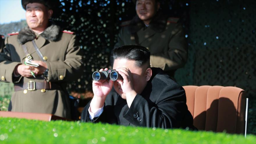 El líder de Corea del Norte, Kim Jong-un, guía el ejercicio militar del personal del servicio del Batallón de Operaciones Especiales de la Unidad 525 del Ejército, 11 de diciembre de 2016.