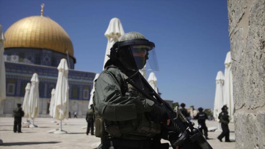 Policía israelí irrumpe en la Explanada de la Mezquita Al-Aqsa en Al-Quds (Jerusalén).