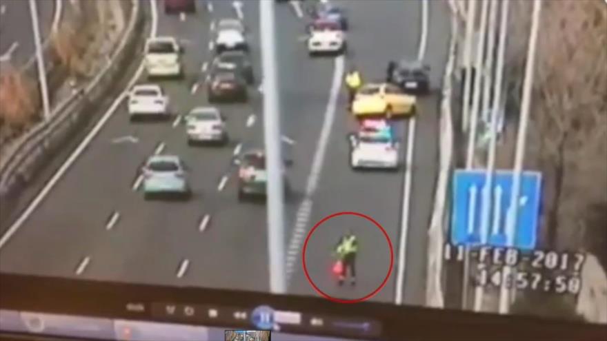 Un agente se salva al esquivar un coche a gran velocidad