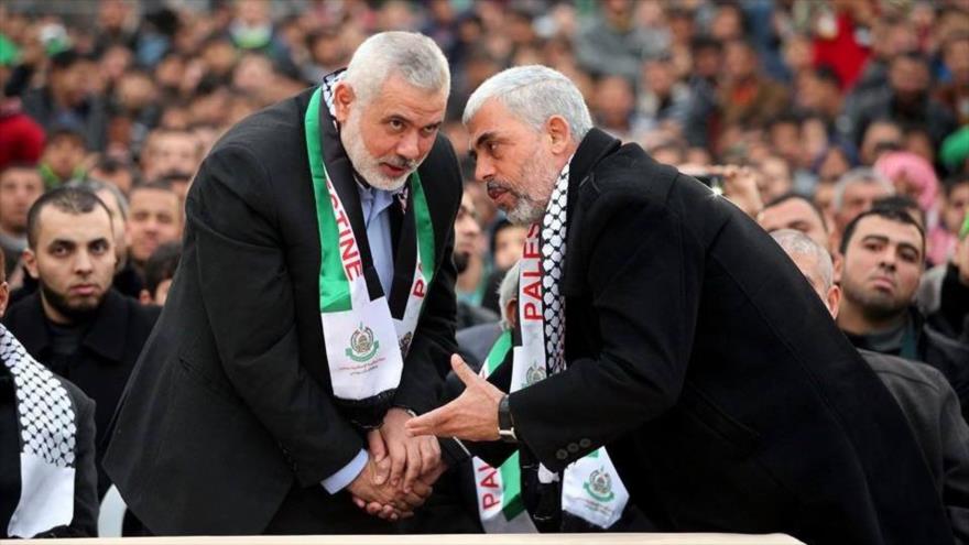 El nuevo líder político de HAMAS en Gaza, Yahya Sinwar (drcha.), habla con su predecesor Ismail Hanie en un evento en Jan Yunis (sur de la Franja de Gaza), 6 de enero de 2016.