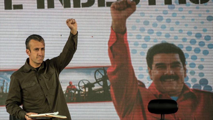 El vicepresidente de Venezuela, Tareck El Aissami, junto a la imagen del presidente Nicolás Maduro, en una manifestación con los trabajadores de la petrolera estatal PDVSA, Caracas, 31 de enero de 2017.