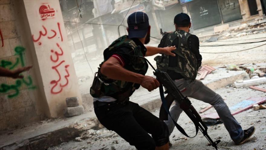 Rebeldes sirios en medio de un enfrentamiento en la provincia siria de Idlib (noroeste). 