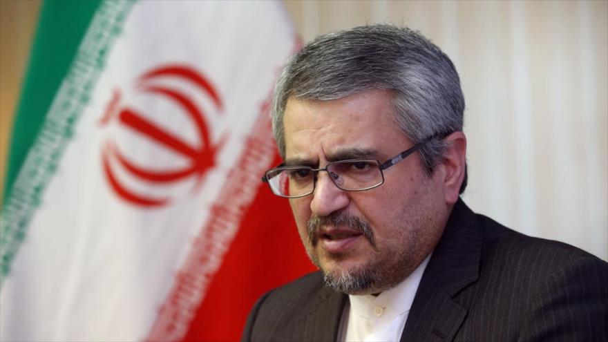 El representante permanente de Irán ante las Naciones Unidas, Qolamali Joshru, concede una entrevista en la sede de la agencia oficial iraní IRNA.