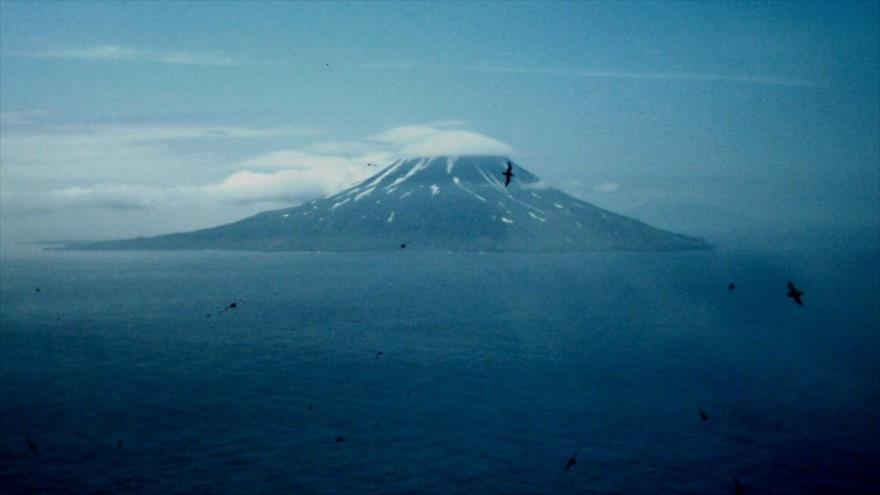 Matua, es una isla deshabitada y volcánica, ubicada en el centro del archipiélago de las islas Kuriles.