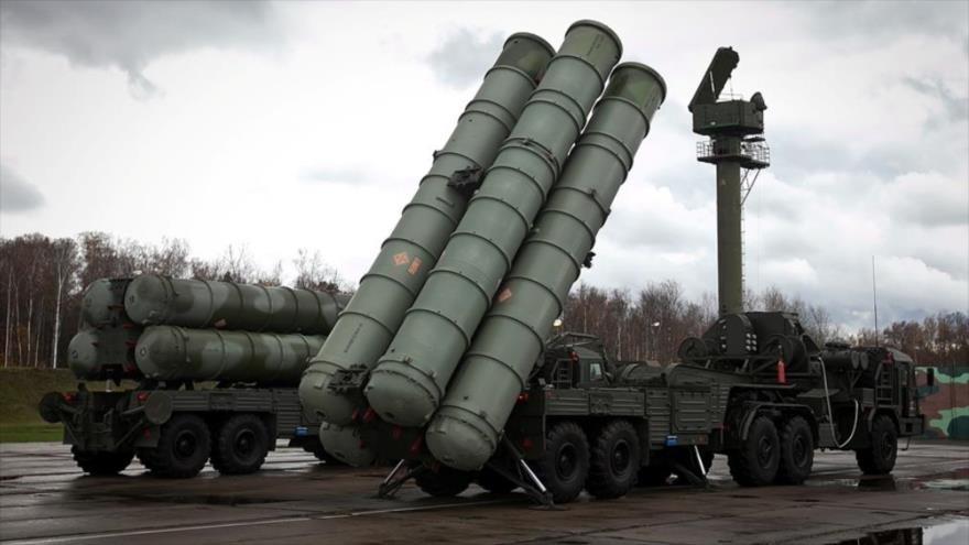 Unidades de lanzaderas móviles del sistema antiaéreo ruso S-400 Triumf.