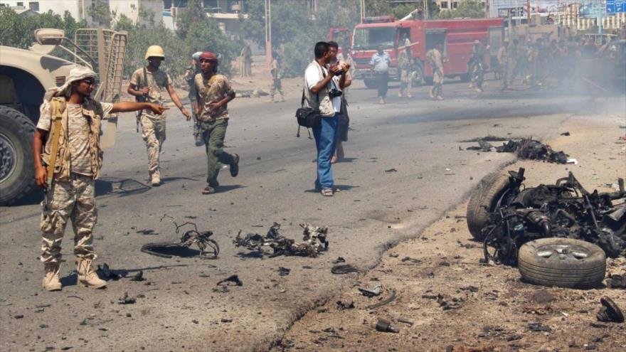 Fuerzas yemeníes en el lugar del atentado con coche bomba en la plaza central de la ciudad portuaria de Adén, Yemen, 1 de mayo de 2016