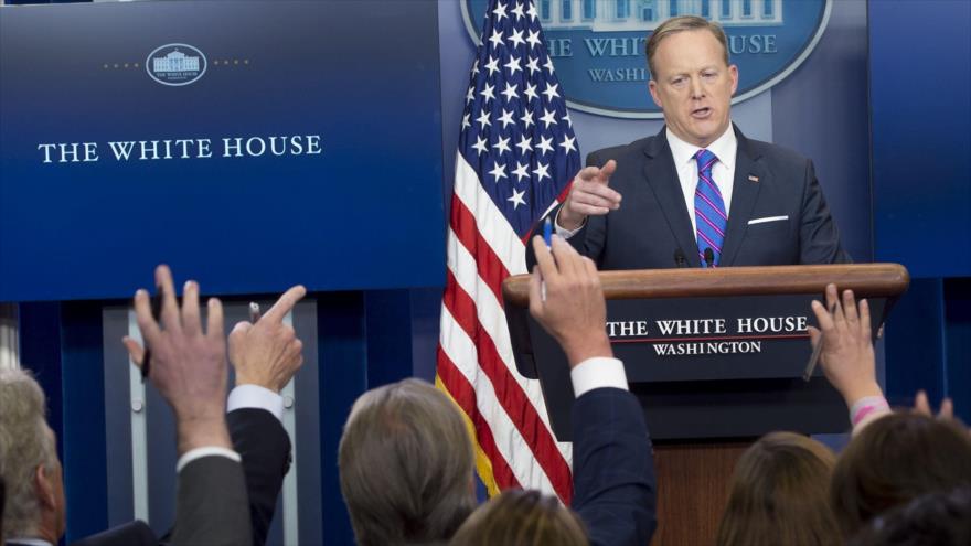 El portavoz de la Casa Blanca, Sean Spicer, responde a las preguntas de los periodistas en su conferencia de prensa diaria, 14 de febrero de 2017.
