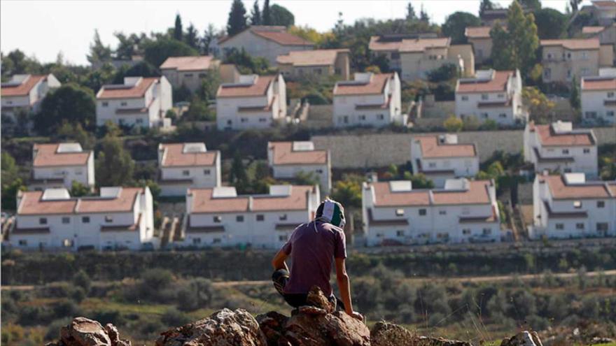 Un palestino observa los asentamientos israelíes, en territorios de Palestina ocupada.