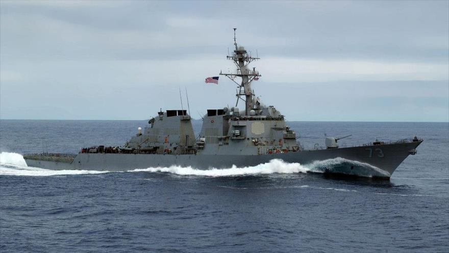 El buque estadounidense USS Decatur (DDG-73) opera en Mar de China Meridional.