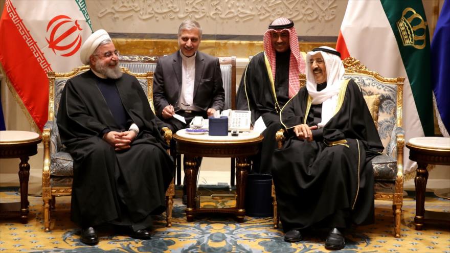 El presidente iraní, Hasan Rohani (izda.), en una reunión con el emir kuwaití, el sheij Sabah Al-Ahmad Al-Yaber Al Sabah, en el Palacio de Bayan, en la ciudad de Kuwait (capital), 15 de febrero de 2017.