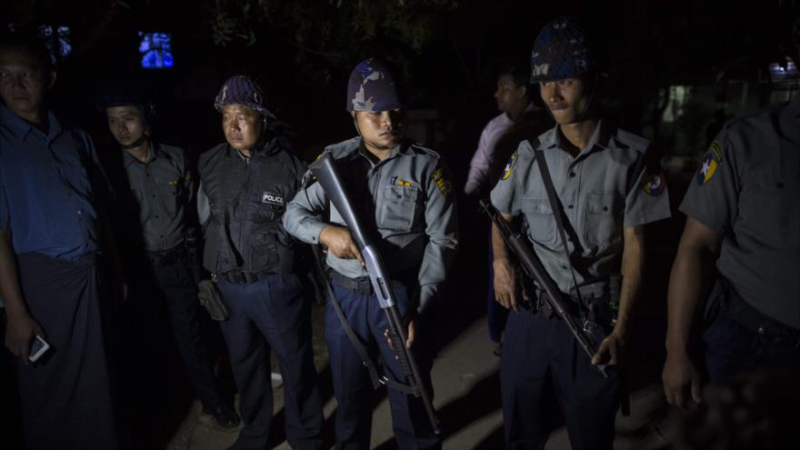 Un grupo de policías birmanos desplegados en la sureña ciudad de Yangon.