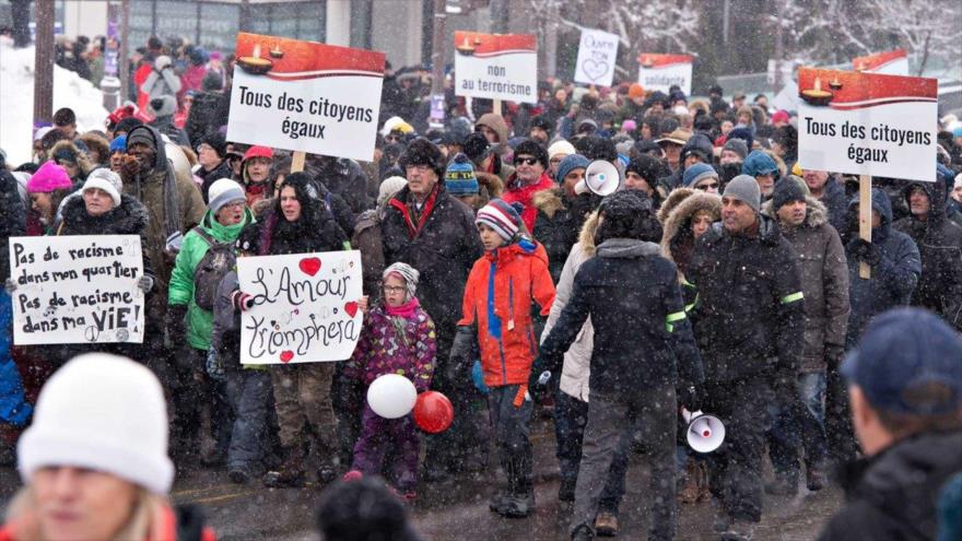 Los canadienses salieron a las calles para solidarizarse con los musulmanes tras ataque a una mezquita en Quebec, Canadá, 4 de febrero de 2017.