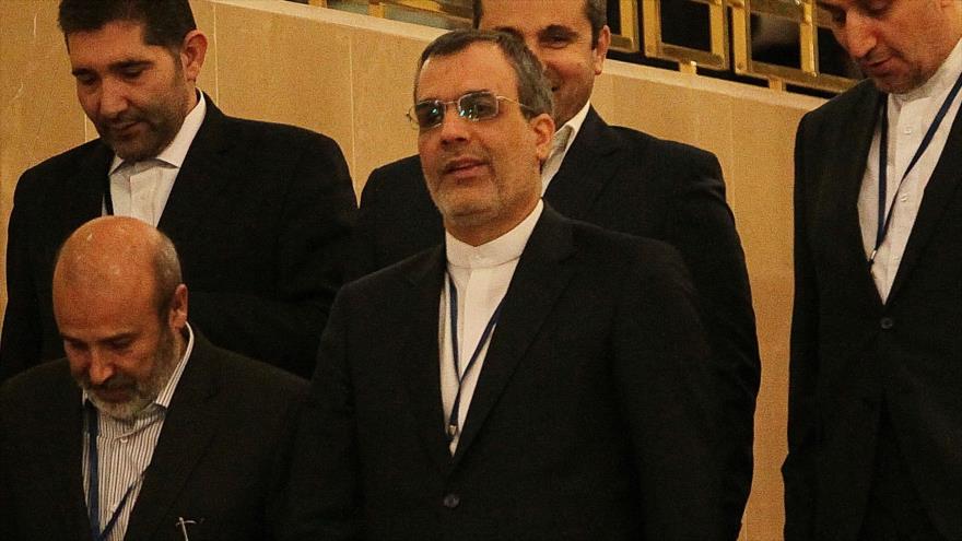 El vicecanciller iraní para Asuntos Árabes y Africanos y jefe de la delegación persa, Husein Yaber Ansari (centro), llega a los diálogos de paz para Siria en Astaná (capital kazaja), 16 de febrero de 2017.