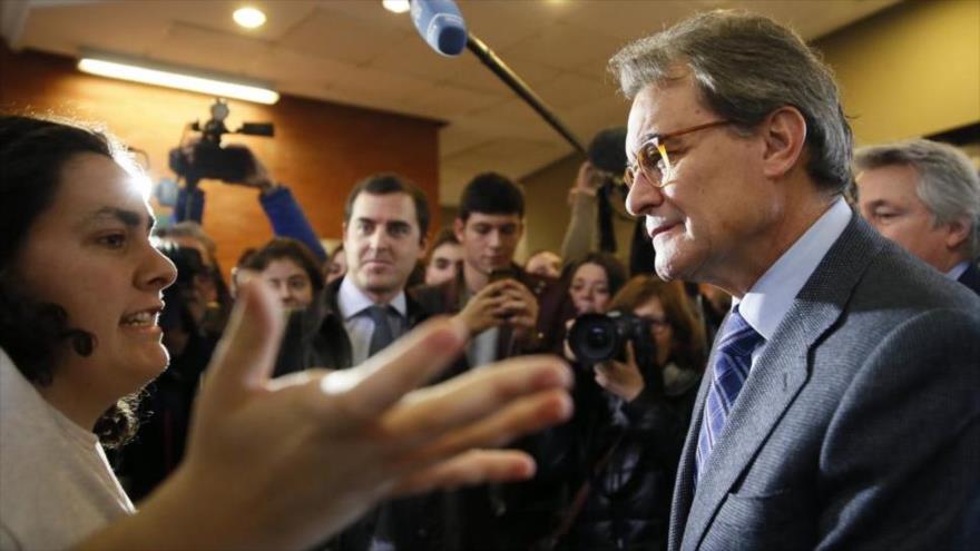 El expresidente catalán Artur Mas (dcha.), conversa con estudiantes en la Facultad de Derecho de la Universidad Autónoma de Madrid, 16 de febrero de 2017. 
