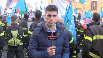 Bomberos italianos protagonizan una protesta frente al Parlamento