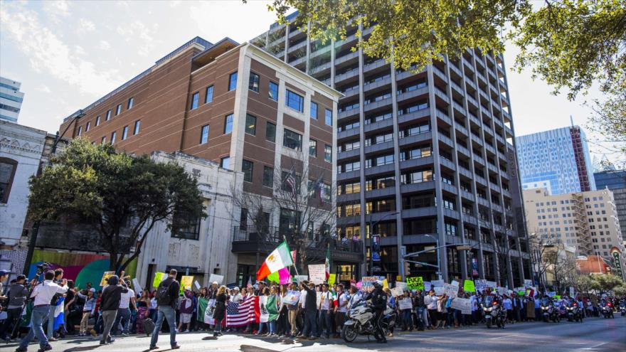 Estadounidenses protestan en el ‘día sin inmigrantes’