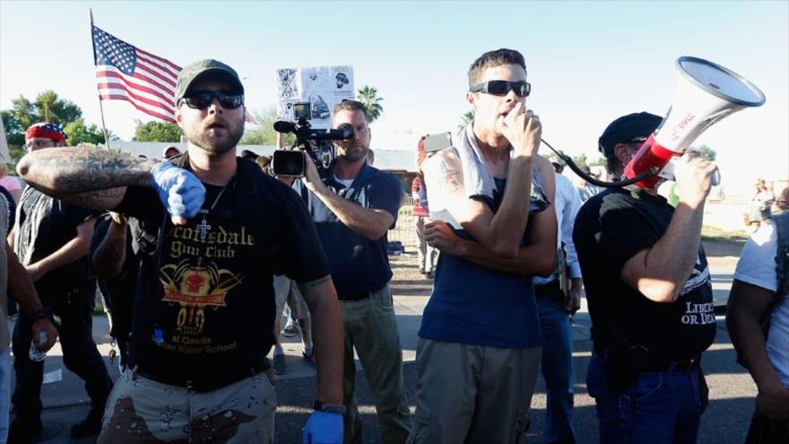 Miembros de grupos islamófobos se manifiestan frente al Centro Comunitario Islámico en la ciudad estadounidense de Phoenix, 29 de mayo de 2015.