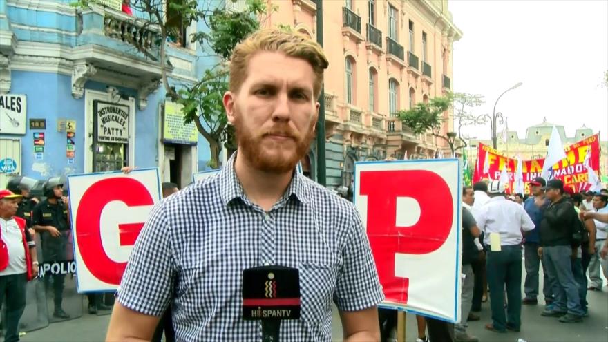 Peruanos marchan contra la corrupción