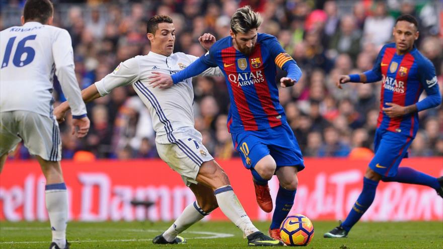 El argentino Lionel Messi y Cristiano Ronaldo de Real Madrid durante un partido de fútbol de la liga española en el estadio Camp Nou de Barcelona, 3 de diciembre de 2016.